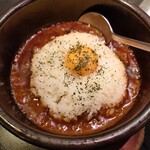 味ん味ん - 石焼カルビカレー649円（税込）：カレーが器の中で沸騰しており、器も触るなキケン状態です これに、備え付けのニンニクをタップリと投入してグルグルしてから食べると、完璧に飛べます♬