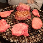 炭火焼肉 桜花 - 厚切りタンとねぎ塩タン