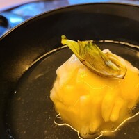 東山 緒方 - ②百合根饅頭、利尻昆布&血合い抜き鮪節出汁の餡のお椀
                    蒸して剥いた百合根を蒸して裏漉した百合根で繋いだ饅頭、優しい甘みとほのかな旨みを楽しみます
                    とろみを付けたお出汁餡で頂きました