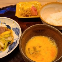 東山 緒方 - ⑩牛すき焼き(鹿児島県産、雌)、鷹峯葱、溶き卵
                      ⑪白ご飯
                      ⑫お漬け物(切干大根、赤蕪、白菜)