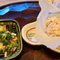 東山 緒方 - ④虎河豚(長崎県阿翁浦産)ぶつ切り&皮、虎河豚白子(長崎県阿翁浦産)&鷹峯葱のポン酢添え
                    産卵期は春～初夏、旬は冬～晩冬
                    てっぴ、身ともにプリッとしてます
                    白子ポン酢は激ヤバの旨さ、もう酒のアテ