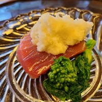 東山 緒方 - ③本鮪(京都府舞鶴産、30kg弱)の背トロと中トロ、卸し辛味大根載せ、菜の花添え
                    日本近海の産卵期は春～夏、旬は初秋～冬
                    少年期のサッパリと透明感のある脂の旨みを辛味大根のほろ苦さをアクセントに楽しむ
