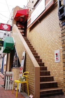 Pochi Shokudou - ぽち食堂は、三宮駅から歩いて3分。北野坂より1本西の細い路地。通称レンガ筋中ほど、東側の二階の店！専用外階段でどうぞ！