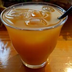 カフェカーロ - ランチはフリードリンクが付きます。オレンジジュースとアイスティーを合成したやつです。