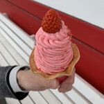 道の駅 伊豆のへそ - 苺か乗ったソフトクリーム　イチゴのけっこう濃厚な味わい
