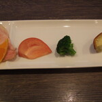 フォルトゥーナ - お野菜3種のディップ、自家製ハムとフルーツ