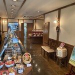 99 ROUTE DU CHOCOLAT - 店内は意外に広い！