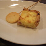 フォルトゥーナ - チーズのサブレスティック、ベーコンと玉ねぎのキッシュ