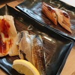 廻転寿司 CHOJIRO - 炙りいわしと焼穴子はそれぞれ370円。煮穴子一本握りは620円。