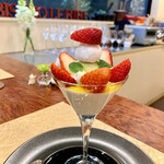 Bistro Le Rire - スイーツショップ並みのシェフ拘りデザート。一つ一つの手作りが半端なく、丁寧かつ時間をかけて準備されてます。フランスコルシカ島のオレンジソースがトロピカル。兎に角素晴らしい。