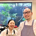 ビストロ ルリール - 素晴らしい笑顔と、明るく細やかなご対応が心地よかったです。三笘出身のオーナーシェフは帝国ホテル経験者。sommelierで長野戸隠出身のマダムは、気が利きとても明るく感じの良い方