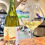 ビストロ ルリール - オーストラリア自然派ワイン。タンジェリン　ドリームは辛口のオレンジワイン。爽やかな果実の酸味と旨味が口の中に広がります。広島産牡蠣のグラタンにベストマッチ