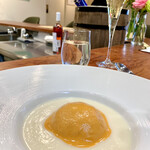 ビストロ ルリール - 中にはオリーブオイル揚げの蓮根万十が入ってます。ヒュメ•ド•ポワソンと桜海老のソースがかかっています。周りには蕪のビシソワーズ。アツアツネットリ蓮根に2種のソースがベストマッチ