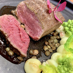 ビストロ ルリール - かなり秀逸な火入れ。仔羊の赤身は脂を丁寧に省いて、ダイレクトに仔羊の赤身の美味しさと香りを愉しめる、素晴らしいセンス。