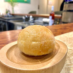 Bistro Le Rire - 北海道産ブランド小麦、春よ恋を使用した自家製パンはオリーブの香りと塩味がちょうど良く、ソースに合わせやすい。