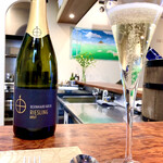 ビストロ ルリール - 日本人醸造家の坂田千枝さんが手掛ける、リースリング辛口スパークリング100パーセントゼクト。爽やかな酸味とドライ感がスタートにピッタリ❗️