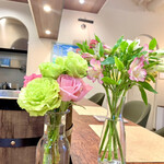 ビストロ ルリール - シェフが毎朝糸島の市場で仕入れる生花もマダムがセンス良く活け、至る所に置かれています。この様なさり気なく、美しい心遣いからしても素晴らしいレストランと言えるのではないでしょうか