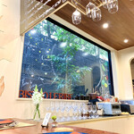 ビストロ ルリール - トネリコに当たる優しい日差しと、明るく爽やかな店内の雰囲気が心地よい。ブラックな壁も全体的に締まって美しい