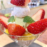 ビストロ ルリール - 茶葉から煮出したロイヤルミルクティーから作ったブランマルジェ。糸島産おいCベリー、自家製ピスタチオアイス、自家製オレンジソース、自家製スノーボール。デザートだけでスイーツショップ開けますね。