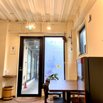 ビストロ ルリール - 道から奥まったエントランスのこちら側は、ブルゴーニュの香り