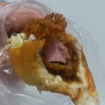 アジアド - 揚げソーセージパン断面