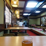 Shougetsuan - テーブル席と小上がりが平行している店内。