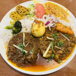 チャイチャイ - キーマ小エビカレーとスペアリブカレーのあいがけ♥️