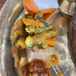 シラウト - 生野菜、アチャール、チャトニ