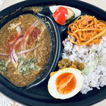Vogue Curry Works - チキンスパイスカレー（玉子付）@900