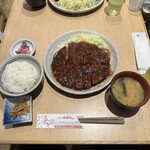 名古屋名物 みそかつ 矢場とん 矢場町本店 - わらじとんかつ定食(1,800円)