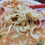 東京味噌らーめん 鶉 - この平打ち太ちぢれ麺がいい感じです