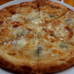カフェカーロ - ４種チーズとハチミツのピッツァ(1450円税込)  前菜の盛り合わせとフリードリンク付きです。