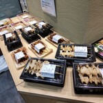 大分唐揚げ専門店 とりあん - お弁当、軟骨、焼き鳥も並んでます。