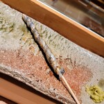 匠 進吾 - サヨリの皮串焼き