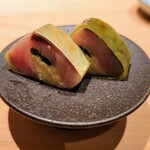 匠 進吾 - 酢〆の鯖にガリ、胡麻、ネギを挟んだ定番のおつまみ
