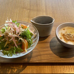 江之浦リトリート 凛門 - サラダには昆布出汁ベースのドレッシングを。ヨーグルトには、きな粉をまぶして。