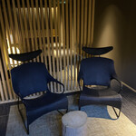 江之浦リトリート 凛門 - 夫婦連れは、2人揃ってチェアーで寛ぐのが一般的なよう