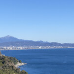 江之浦リトリート 凛門 - 更に晴れてきて、海の青さが全然違っていることに、気づいて頂けるだろうか。