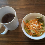 NEW NORMAL CAFE - セットのサラダと玉ねぎたっぷりのスープ