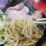 どんとこい家 - 大橋製麺多摩の低加水中太麺はデフォでしっかりコシのある茹で上がり。美味！