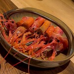 温石 - 駿河湾の活の赤座海老です。ハサミを拡げて威嚇します