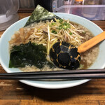 Niramen Shoppu - ネギラーメン中盛り、850円＋100円。そして、脂少なめ。