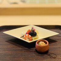 お料理 加瀬 - ①【先付+八寸】
                ・赤貝、ウルイ、利休麩の酢味噌和え
                ・皮剥の昆布〆寿司、天城軍鶏のつみれ、お多福豆、子持ち昆布、京人参の梅酢炊き