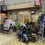Yakiniku Tamaki - 17時開店を待つ外国人観光客！！！