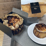 ラ パティスリー カツラ - バスクチーズケーキ大と小