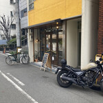 ラ パティスリー カツラ - おしゃれなお店構え　メインの通りから一筋入ったところにあります。