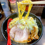 麺処 花田 - 黄色い縮れ太麺を麺リフト！