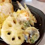 Tempura Hamaya - イワシの梅しそあげ、わかさぎととりつくね、蓮根、揚げたものから次々におさらに入れてきます。