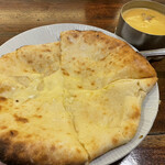 印度料理シタール - チーズナンと定番のバターチキン