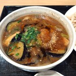 武蔵野うどん ちゅるり - 揚げたて茄子、豚肉、ねぎがたっぷり！